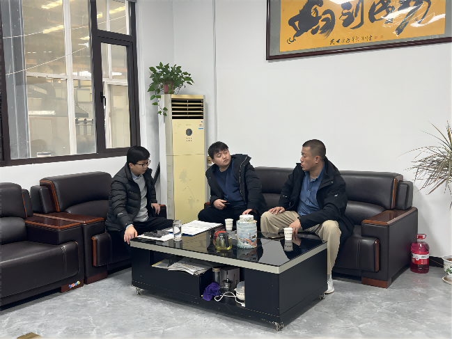 周经理与前来考察合作的客户沟通成人向日葵视频免费方案