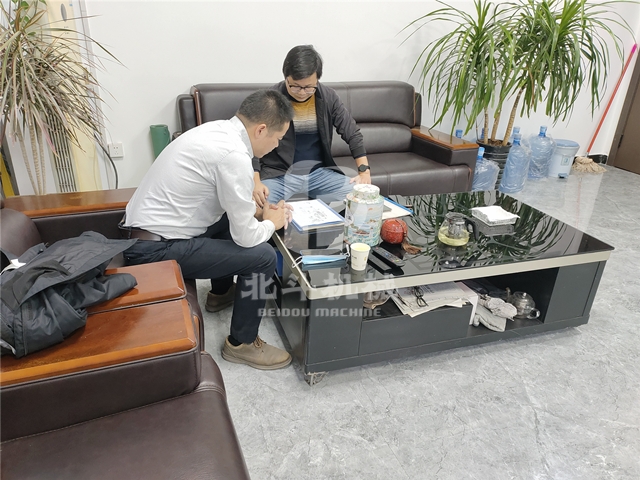 苏州客户和技术人员正在讨论怎样更好地使用木材成人向日葵视频免费