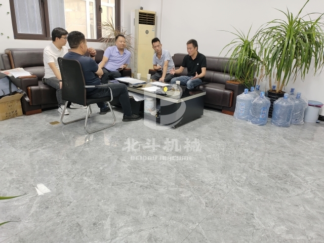 总设计师张总与客户深入交流锂电池成人向日葵视频免费