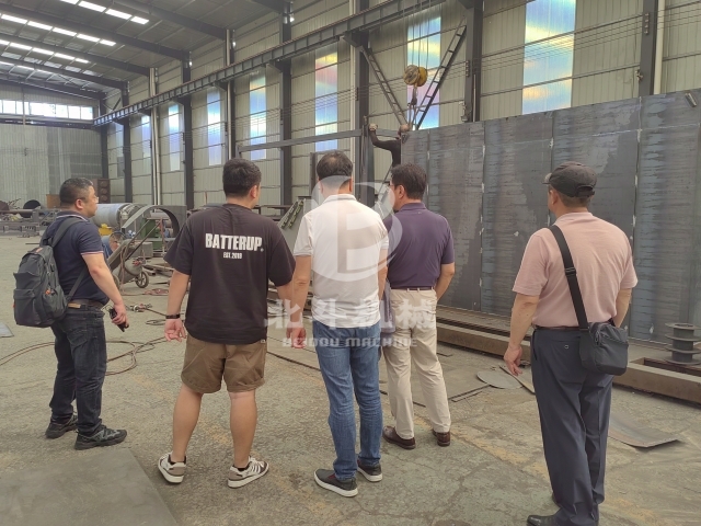 张经理带领韩国客户参观成人向日葵视频免费制造并探讨合作机会