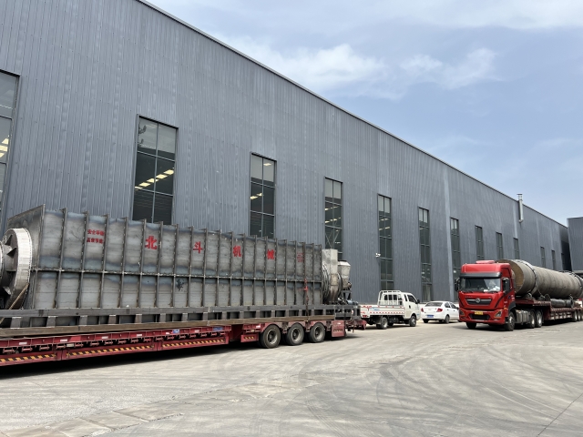 四辆挂车满载烘干机、成人向日葵视频免费设备及零部件奔赴客户